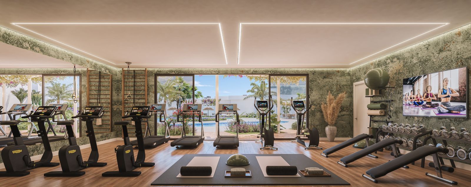 Modernes Fitnessstudio mit Poolblick und vielfältigen Trainingsgeräten.